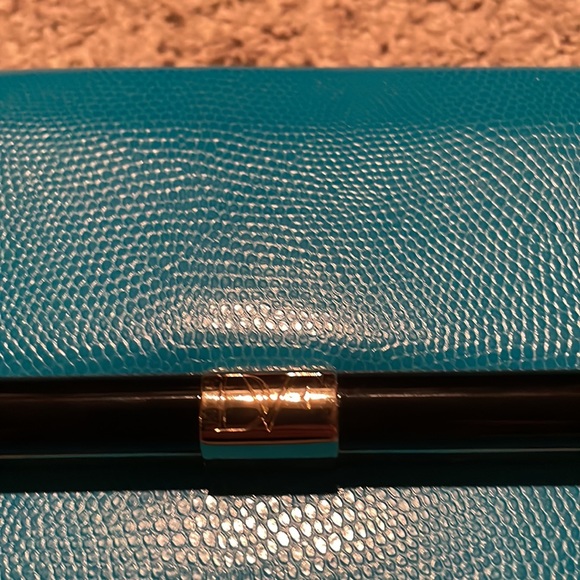 DVF teal emvbossed envelope clutch EUC!! - Picture 3 of 8